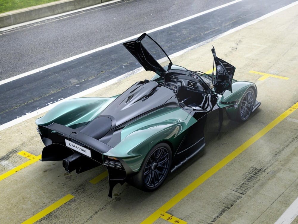 Aston Martin Valkyrie Spider Aston Martin Valkyrie Spider - Phiên bản mui trần của siêu xe Valkyrie V12 mạnh mẽ