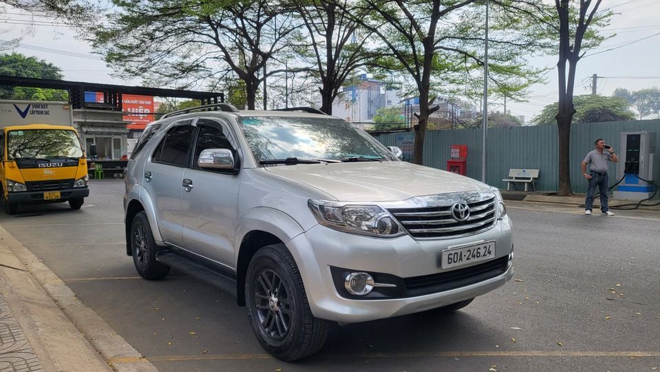 2015 Toyota fortuner máy xăng 1 cầu std
