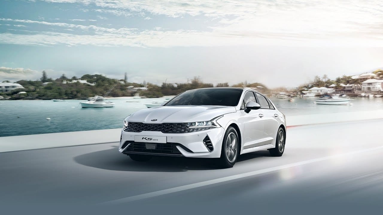 Kia K5 Hybrid 2022 có nóc phủ pin năng lượng mặt trời Kia K5 Hybrid 2022 có nóc phủ pin năng lượng mặt trời
