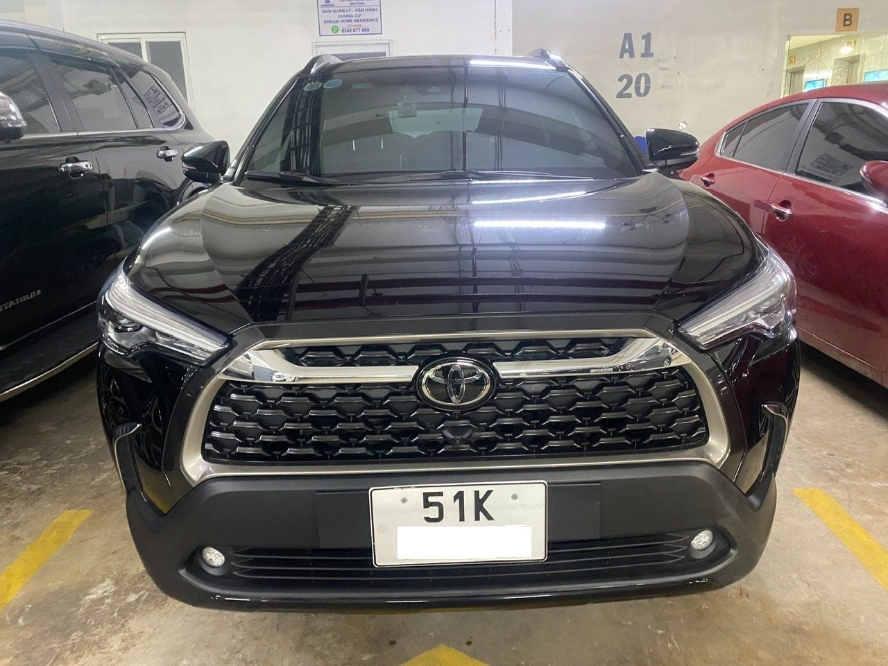 Tôi cần bán Toyota Corolla Cross bản 1.8V màu đen.