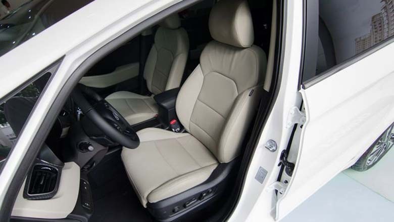 Thiết kế nội thất Kia Rondo 2.0 GAT Deluxe rộng rãi sang trọng-6