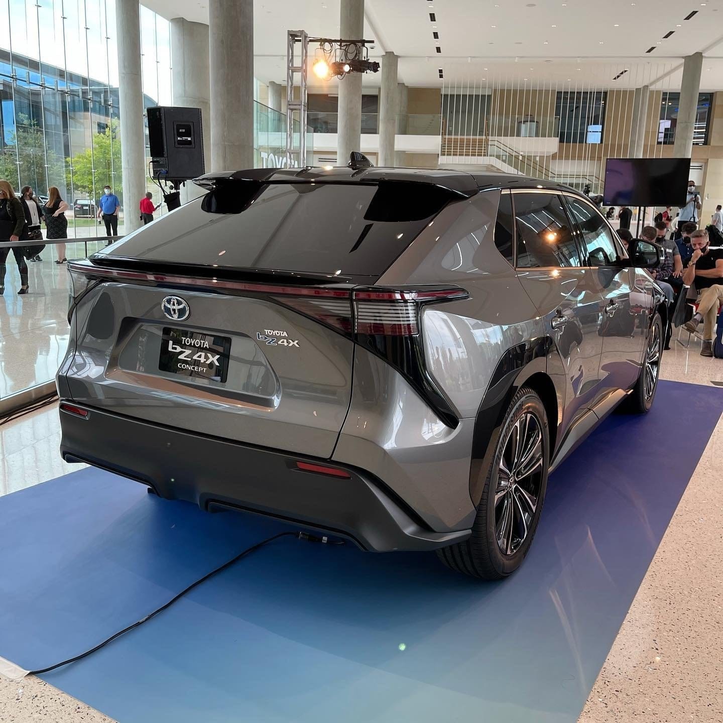 Toyota bZ4 có thiết kế sắc sảo theo phong cách xe tương lai