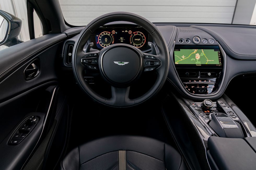 buồng lái Aston Martin DBX 707