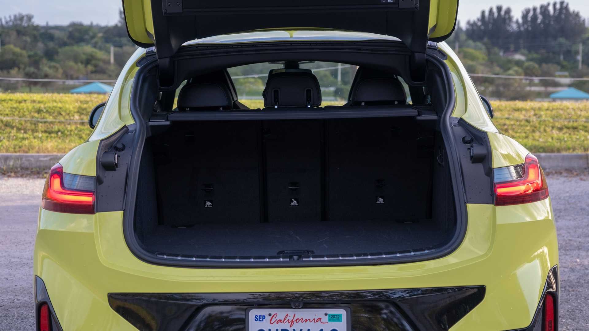 bmw x4 m competition 2022 cốp xe