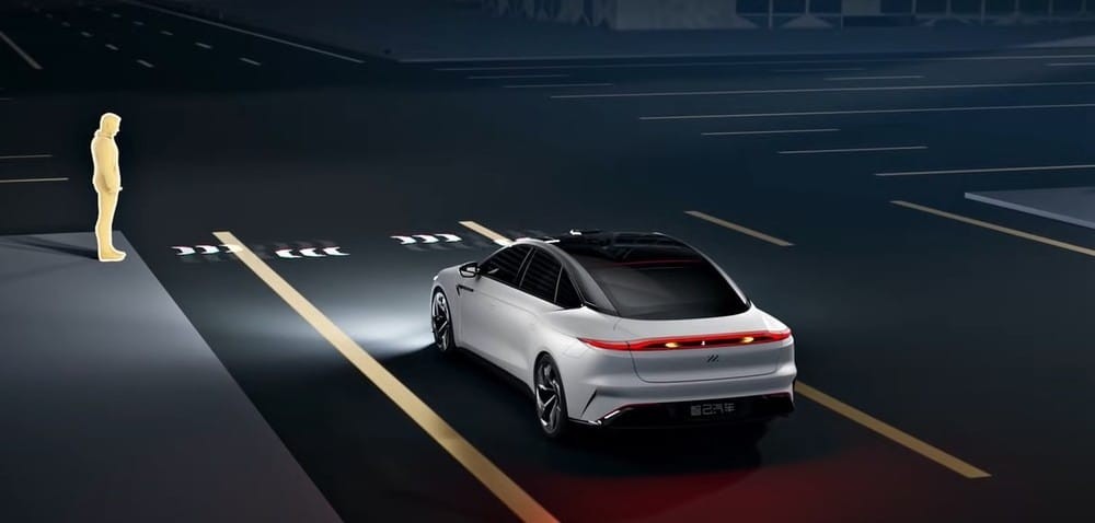 Đèn của Zhiji L7 còn hỗ trợ cả người đi bộ Đèn của Zhiji L7 còn hỗ trợ cả người đi bộ