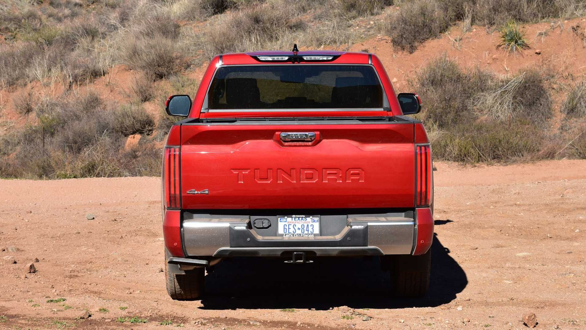 Phía sau xe Toyota Tundra 2022 Limited