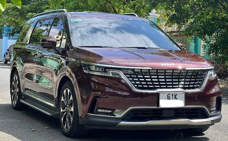 Kia Carnival bản Signature Đỏ Cam