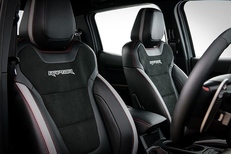 Ghế của xe phối màu đen và ghi sáng