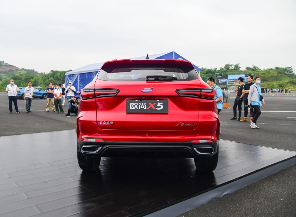 Đuôi xe thiết kế cao và ấn tượng