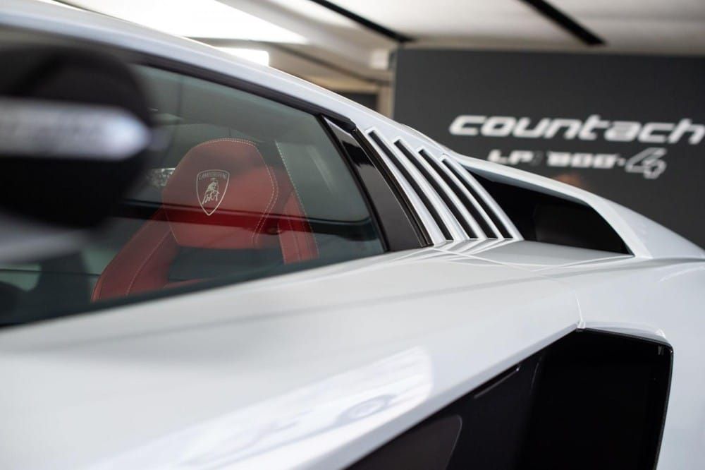 Khe gió sau kính cửa sổ...