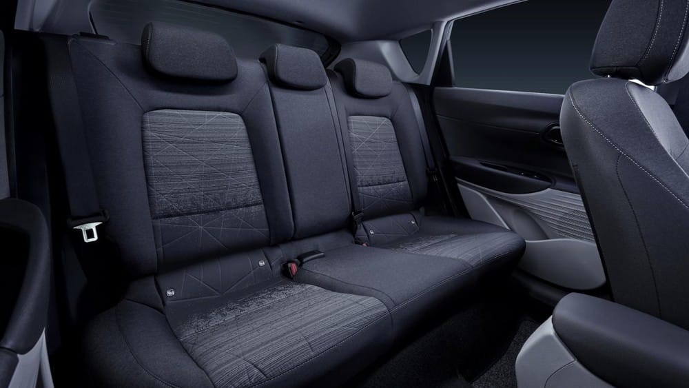 Hàng ghế sau của Hyundai Bayon 2021 có khoảng duỗi chân 882 mm