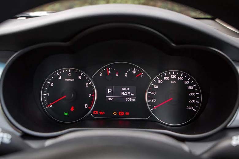 Thiết kế nội thất Kia Rondo 2.0 GAT Deluxe rộng rãi sang trọng-3