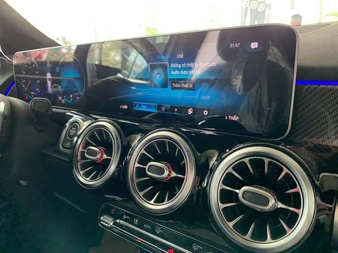 Cận cảnh Mercedes-Benz GLB 200 AMG tại đại lý, giá 2 tỷ đồng