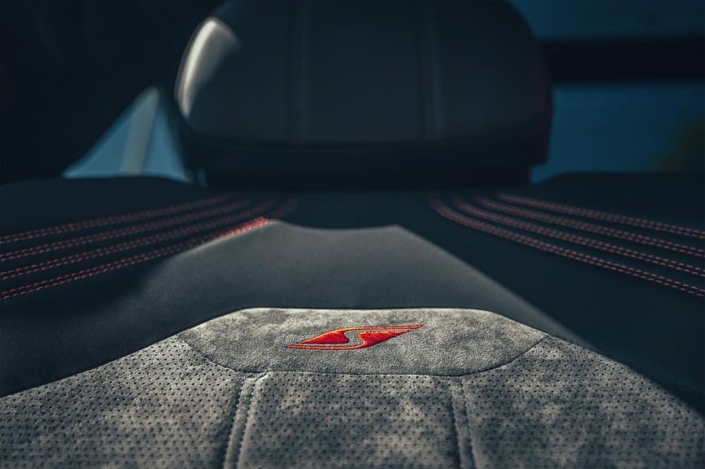 Bentley Bentayga S 2022 có nhiều chi tiết bằng Alcantara