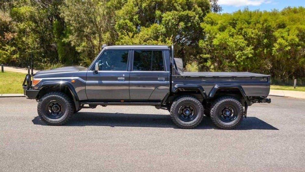 Phía bên sườn của Toyota Land Cruiser GLX 6x6