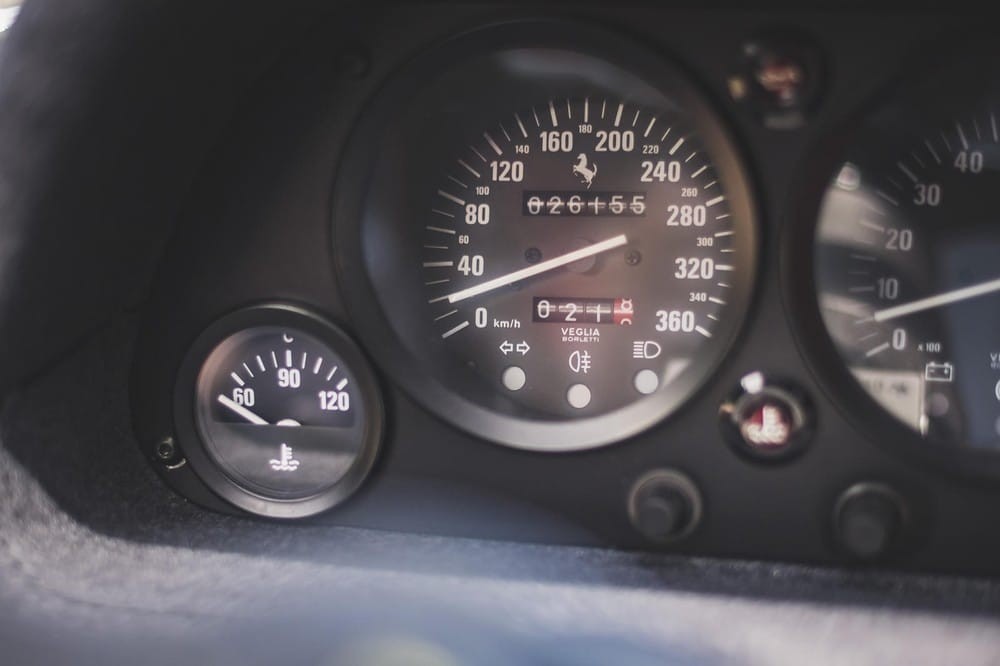 Chiếc Ferrari F40 này có số công-tơ-mét khá thấp