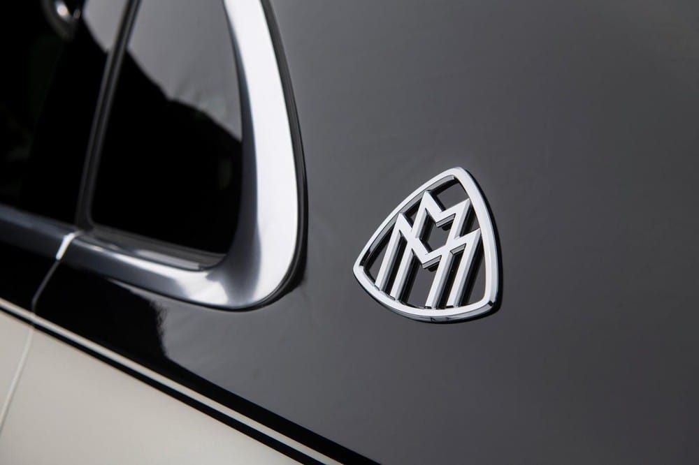 Logo Maybach trên cột C Mercedes-Maybach S-Class 2021-3
