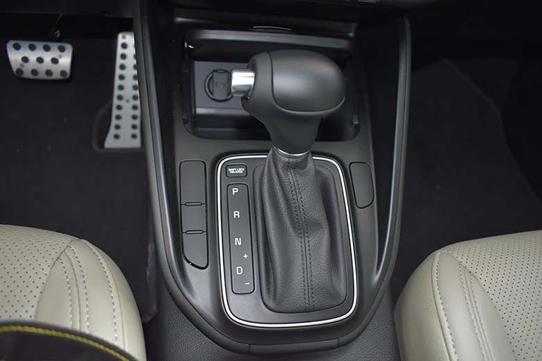 Động cơ Kia Rondo 2.0 GAT Deluxe êm ái mượt mà-3