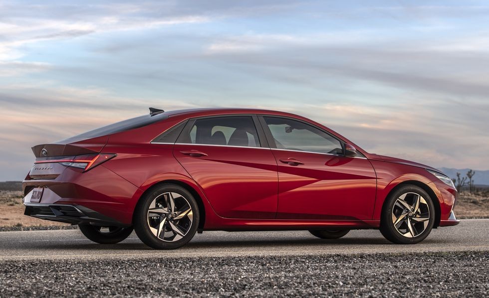 Giá xe Hyundai Elantra 2022