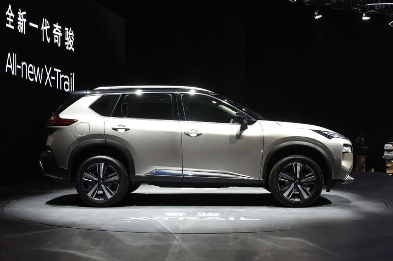 Nissan X-Trail 2021 nhìn bên sườn