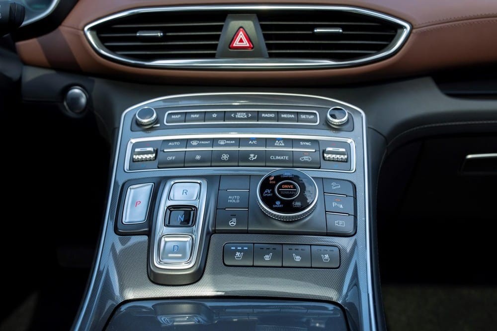 Cận cảnh bảng điều khiển trung tâm của Hyundai Santa Fe 2021. Cận cảnh bảng điều khiển trung tâm của Hyundai Santa Fe 2021.