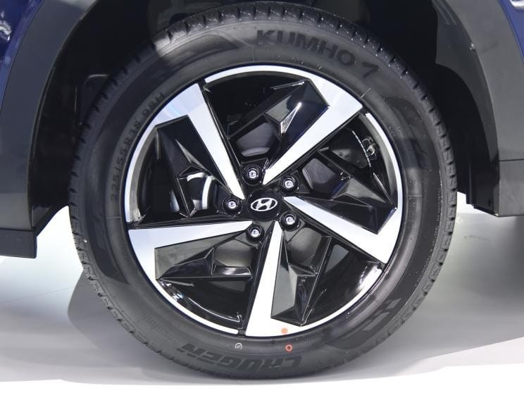 Hyundai ix35 2021 dùng vành hợp kim 18 inch và lốp Kumho Xe dùng vành hợp kim 18 inch và lốp Kumho
