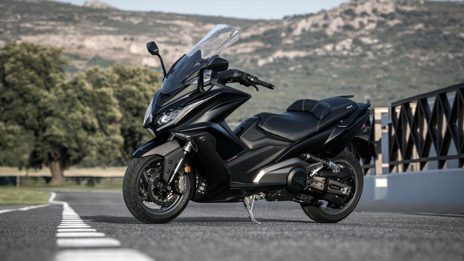 Tay ga hoành tráng Kymco AK550 ra mắt phiên bản 2021 cực kỳ nam tính