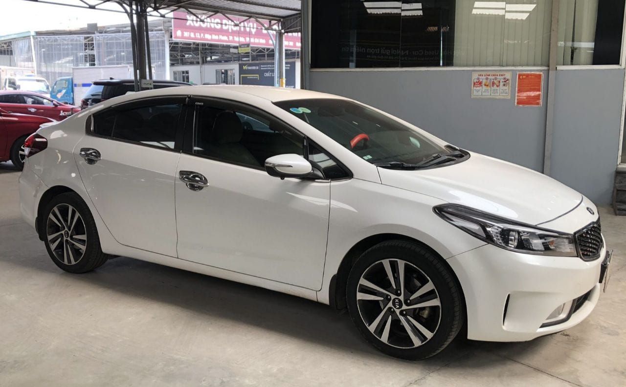 Kia Cerato 2018 số sàn màu trắng