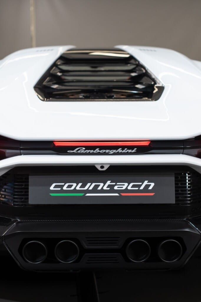 ... và 4 ống xả của Lamborghini Countach LPI 800-4 2022