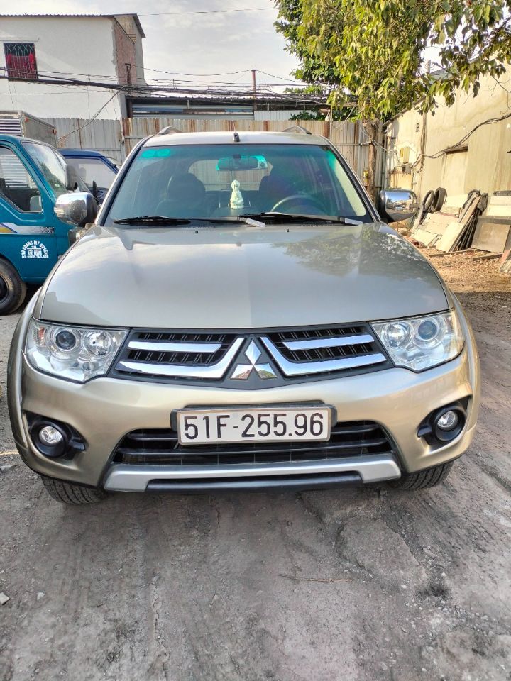Mitsubishi Pajero sport sản xuất 2015 máy xăng số tự động xe còn rất đẹp