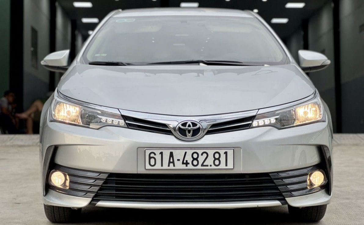 Toyota corolla altis 2017 màu bạc biển tỉnh