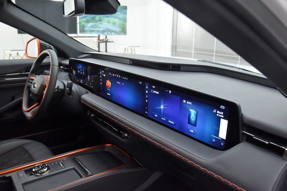 Màn hình dài 1,1 m của Ford Evos