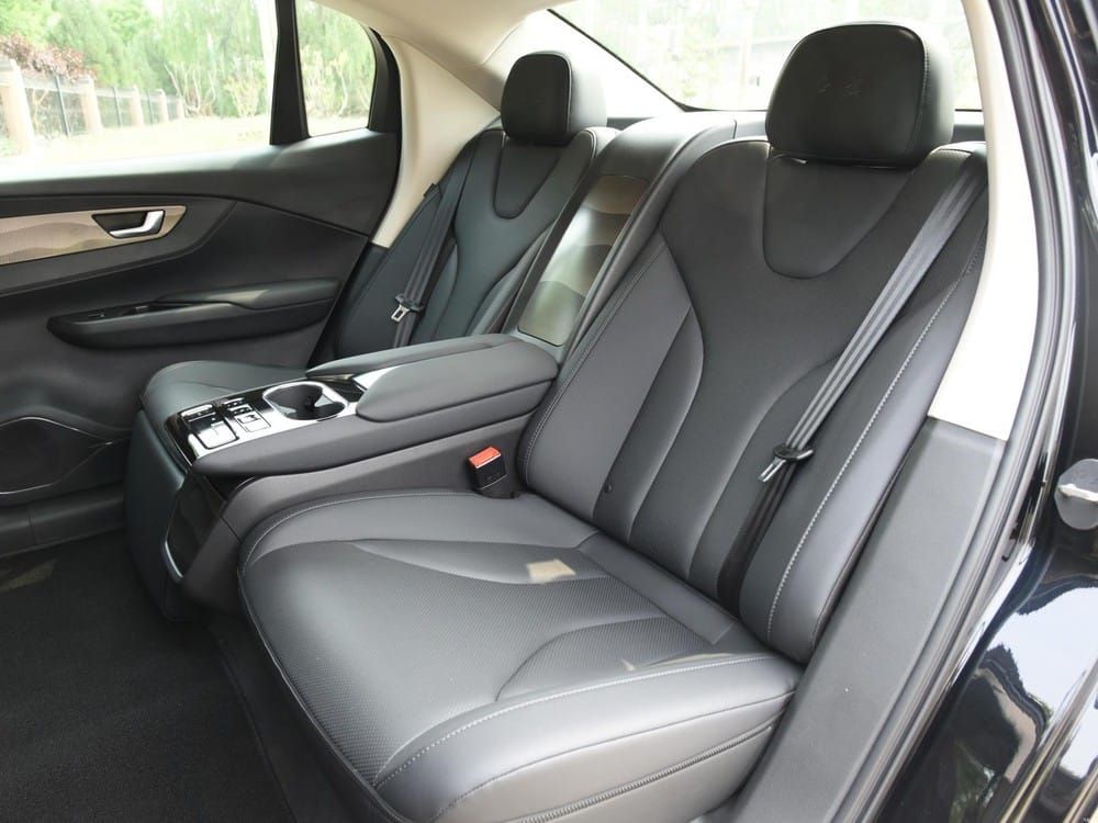 Ghế ngồi sau của Hồng Kỳ E-QM5 2021 Ghế ngồi sau của Hồng Kỳ E-QM5 2021