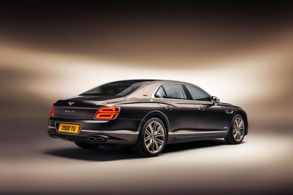 Bentley Flying Spur Hybrid Odyssean Edition 2022 dùng hệ truyền động hybrid mạnh hơn cả Bentayga Bentley Flying Spur Hybrid Odyssean Edition 2022 dùng hệ truyền động hybrid mạnh hơn 95 mã lực so với Bentayga Hybrid