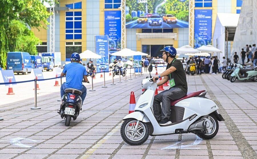Thử lái xe máy điện và ô tô điện VinFast