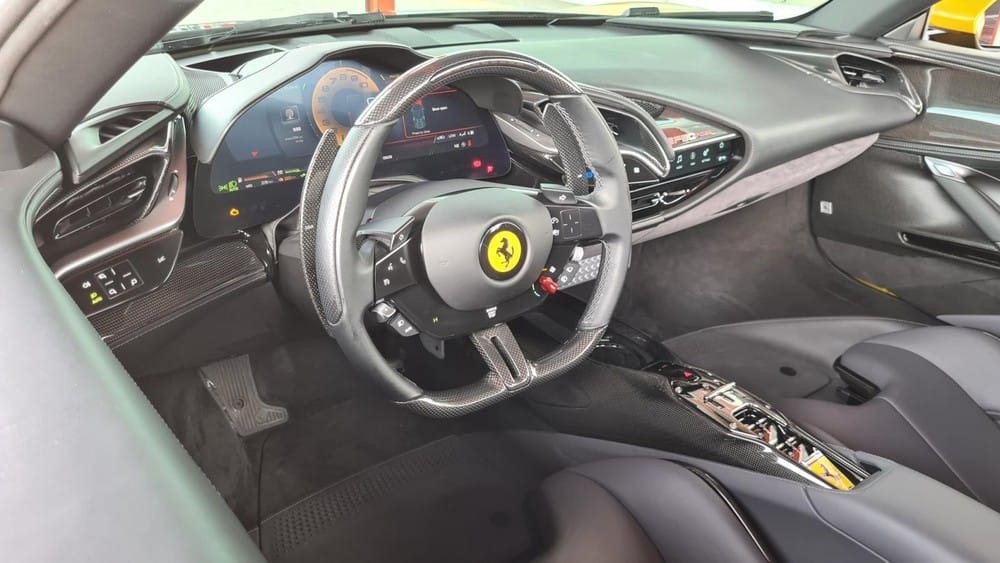 Khoang lái Ferrari SF90 Spider
