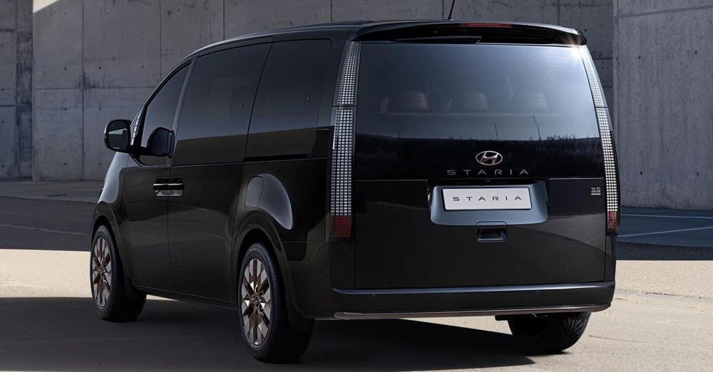 Hyundai Staria bản Premium 7 chỗ có đèn hậu kéo dài lên tận nóc