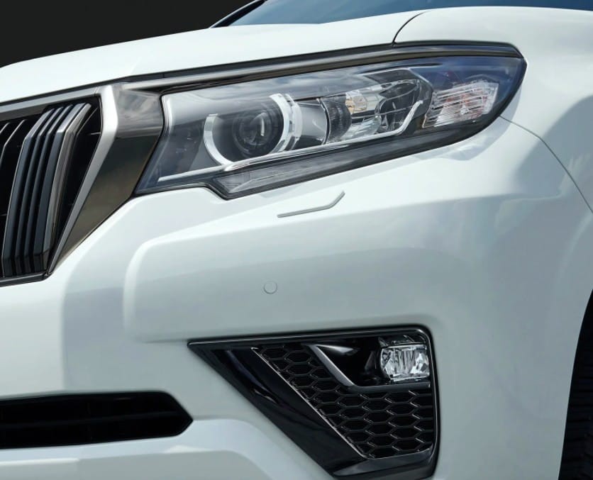 Chi tiết trang trí trong đèn pha và đèn sương mù trước của Toyota Land Cruiser Prado 70th Anniversary 2021 Chi tiết trang trí trong đèn pha và viền đèn sương mù trước cũng được sơn màu đen