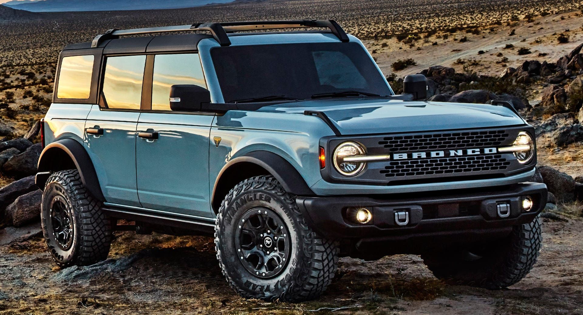Biểu tượng Ford Bronco 2021 trở lại, cạnh tranh Jeep Wrangler