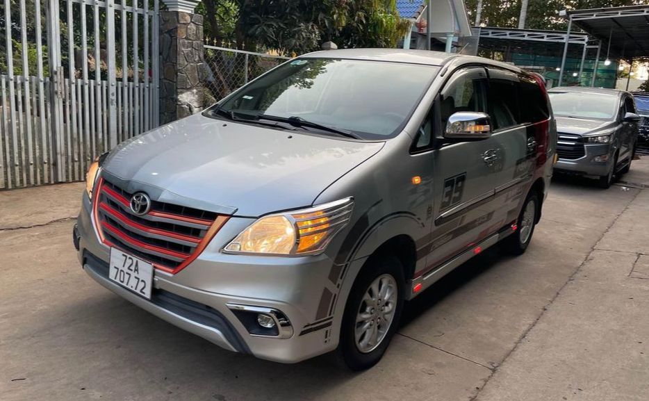 Toyota innova G 2012