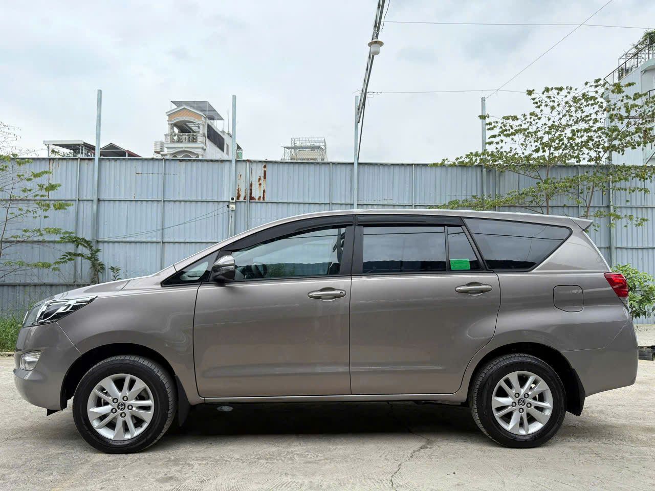 Chính chủ bán xe Innova 2019 2.0E Sàn tự động