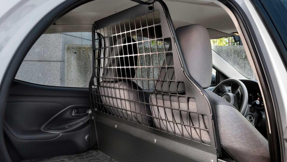 Vách ngăn dạng lưới, tách riêng cabin và khoang chở hàng của Toyota Yaris ECOVan 2021