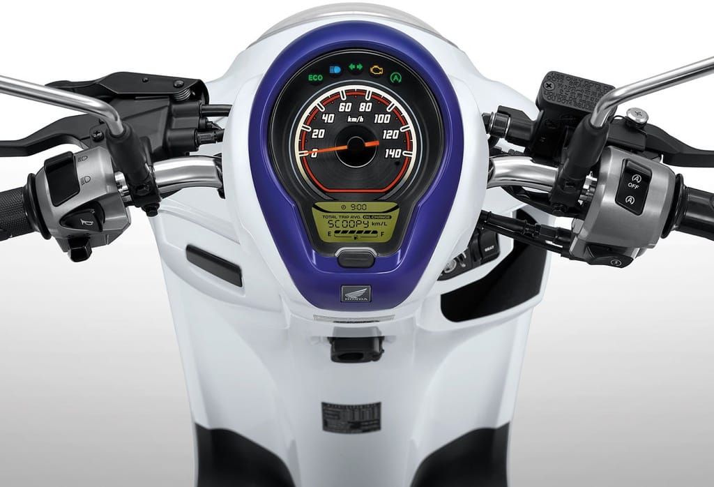 Honda Scoopy 2021 nay được tích hợp đồng hồ LCD kết hợp với dạng analog.