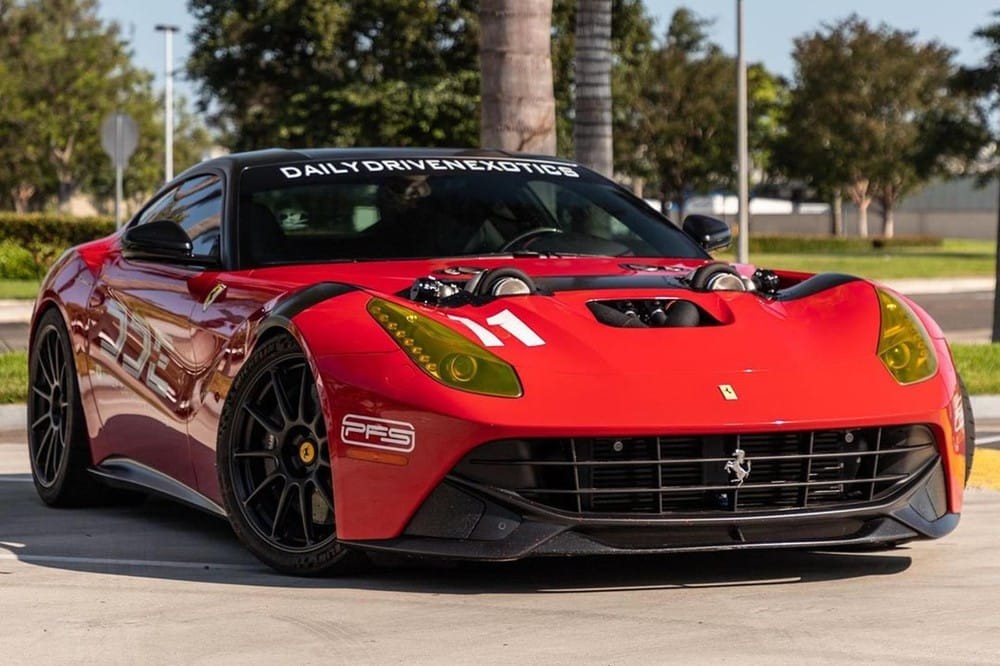 Chiếc xe Ferrari F12berlinetta độ tăng áp kép thò ra ngoài nắp capô
