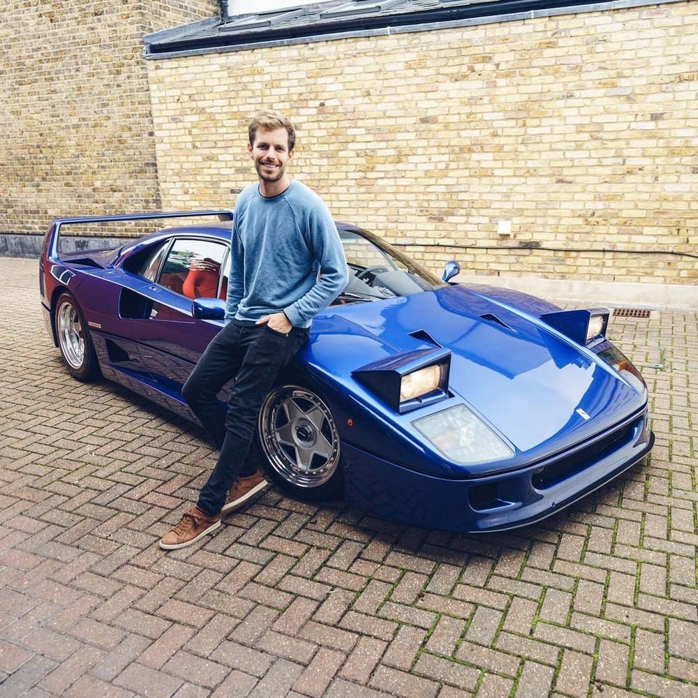 Chiếc Ferrari F40 chụp chung với chủ cũ là nhiếp ảnh gia Moores