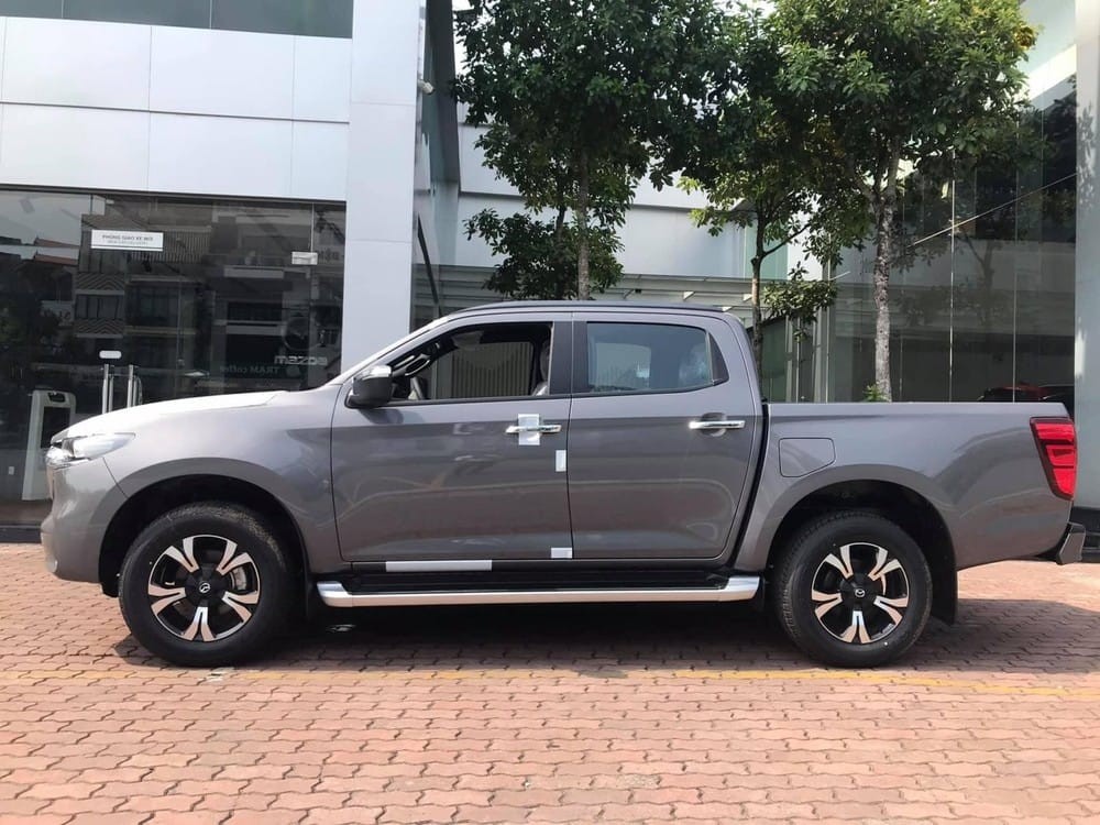 Ở phiên bản cao nhất, Mazda BT-50 2021 được trang bị hệ thống đèn full LED kèm mập hợp kim 18 inch, 5 chấu kép khá khỏe khoắn. Ở phiên bản cao nhất, Mazda BT-50 2021 được trang bị hệ thống đèn full LED kèm mập hợp kim 18 inch, 5 chấu kép khá khỏe khoắn.