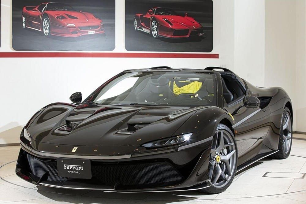 Phía trước của Ferrari J50