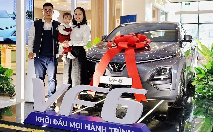 VinFast bàn giao lô xe VF 6 đầu tiên cho khách hàng