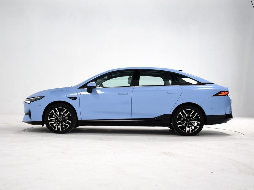 Phía bên sườn của xe điện Xpeng P5 2021