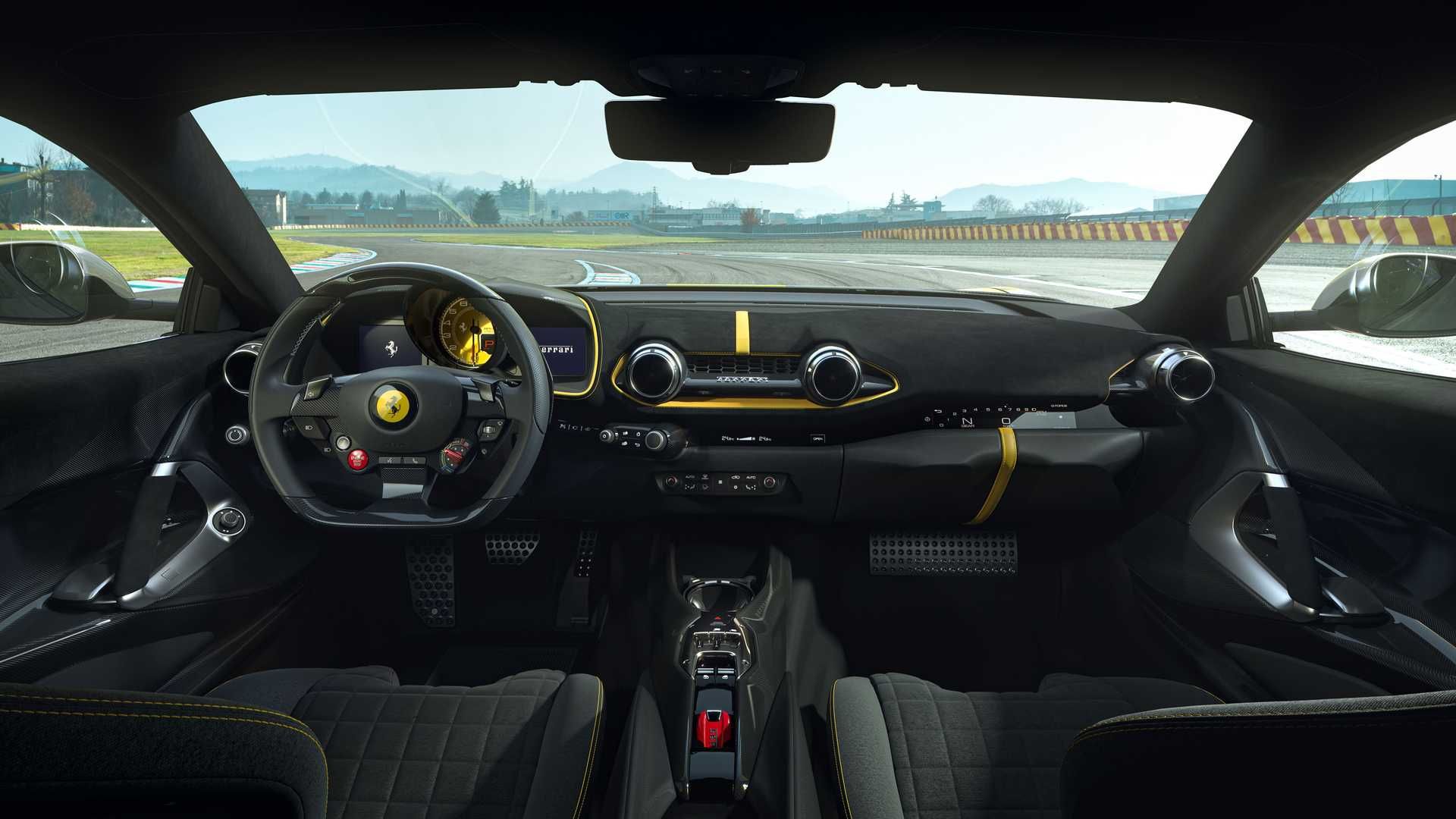 buồng lái Ferrari 812 Competizione